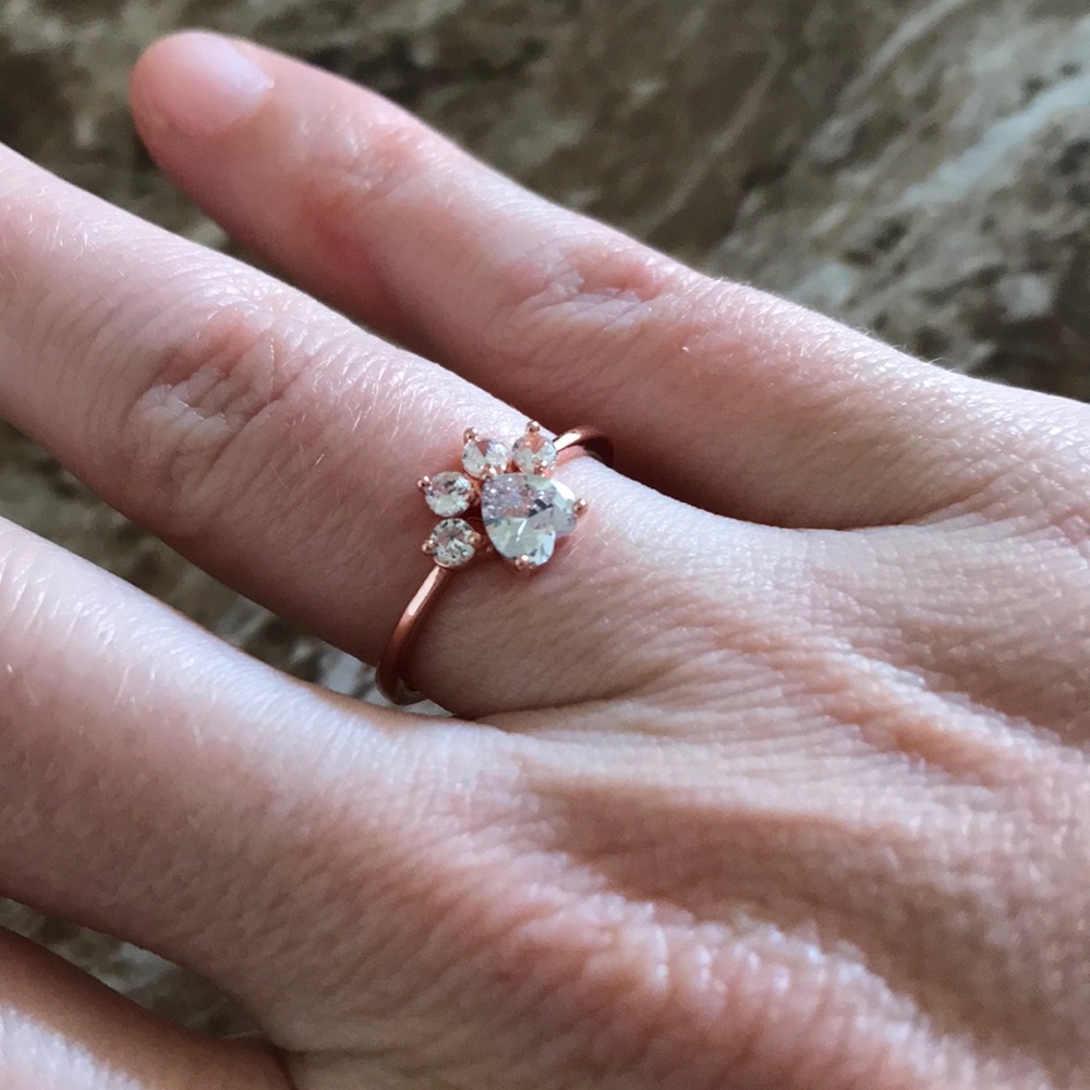 Dog lovers 🐶 White sapphire rose gold 💍 🐾